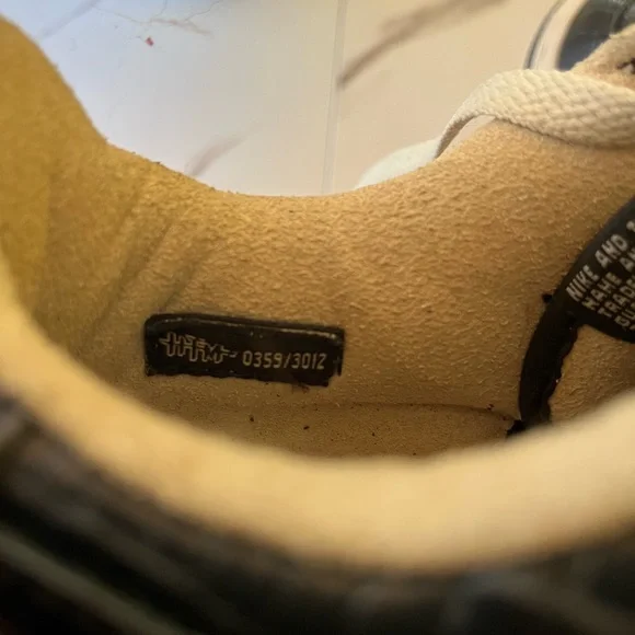 Classic Black Crocodile-Pattern Sneakers - Picture 12 of 16